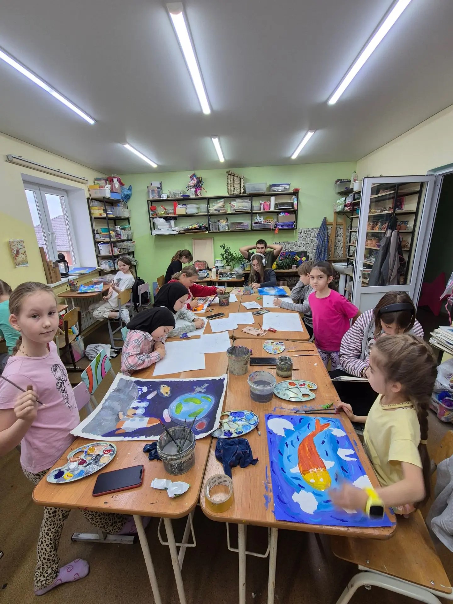 Дети рисуют в творческой мастерской «Талантландия»