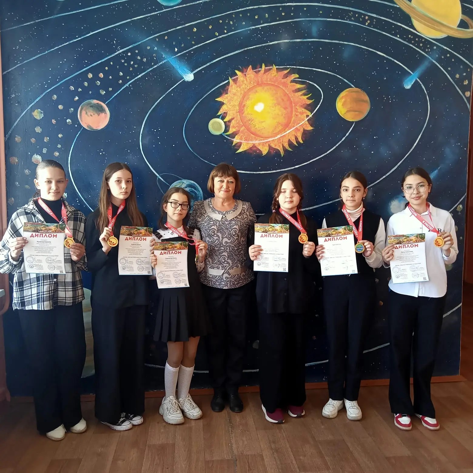 Римма Усманова с ученицами и дипломами конкурса
