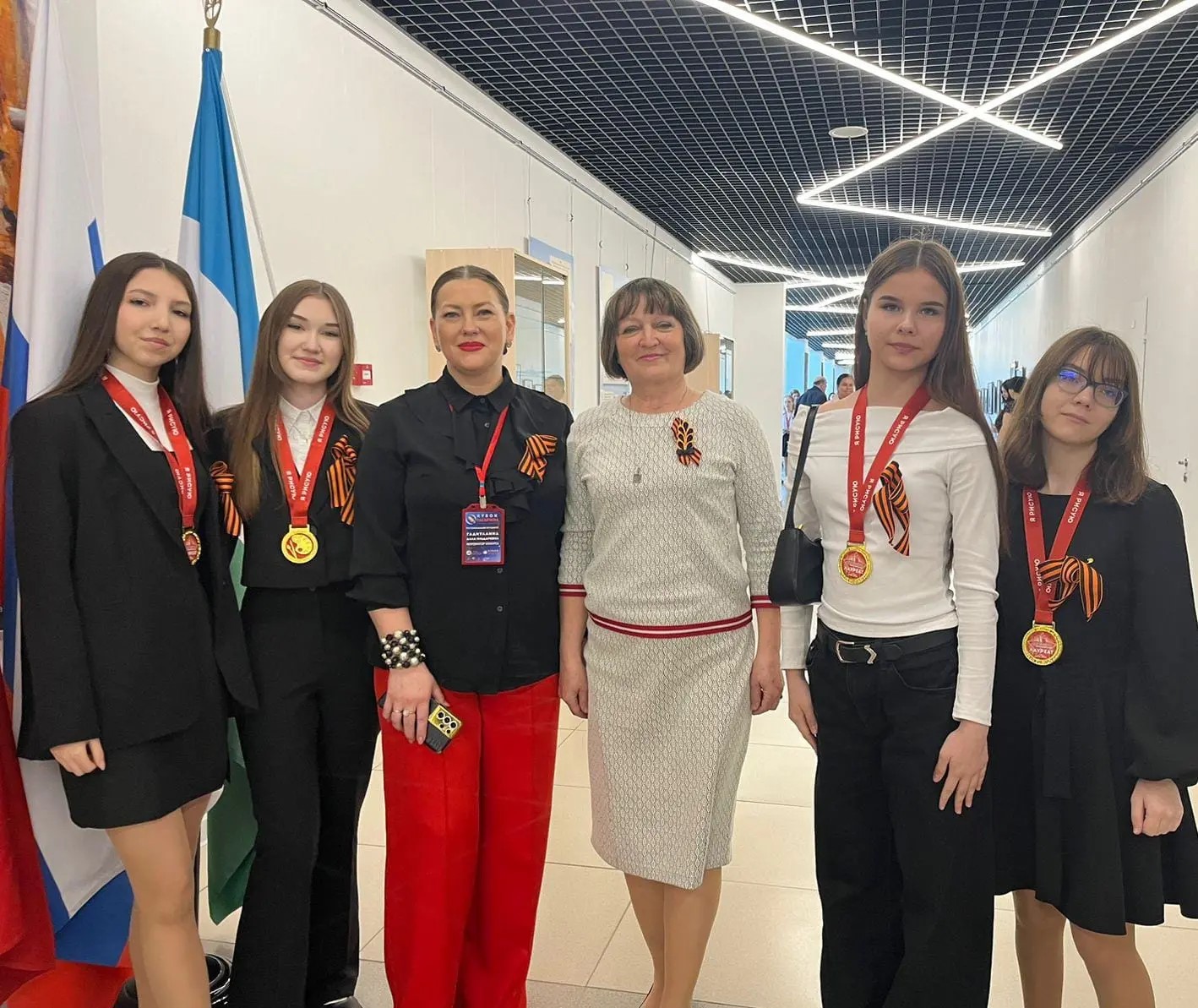 Римма Усманова с участницами конкурса на итоговом мероприятии
